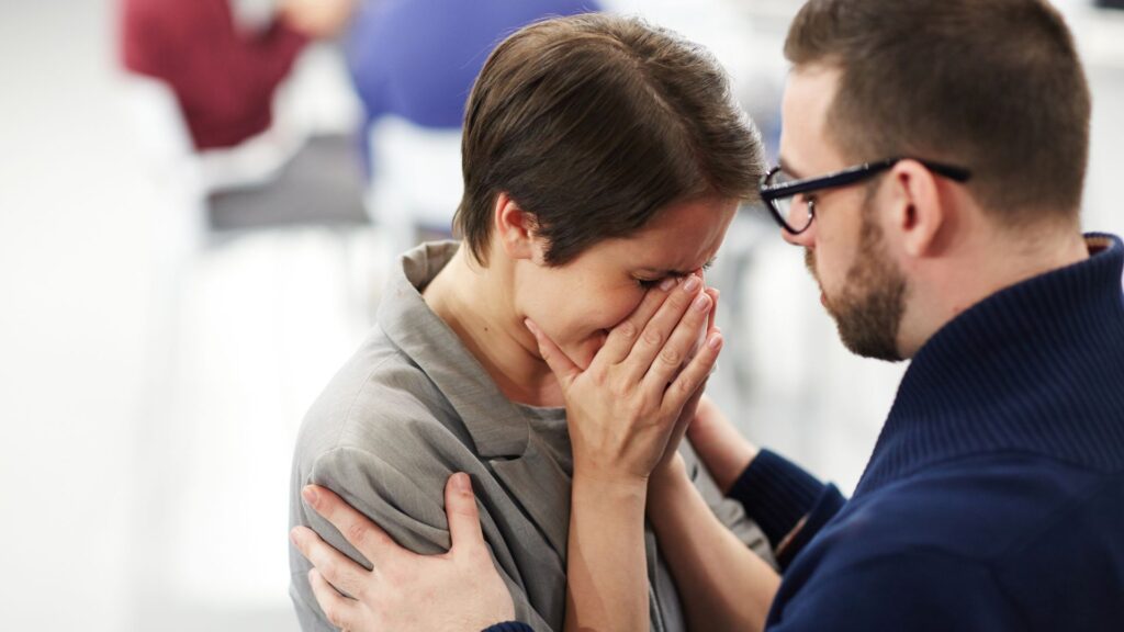 Kobieta płacząca po poznaniu diagnozy swojej niepłodności